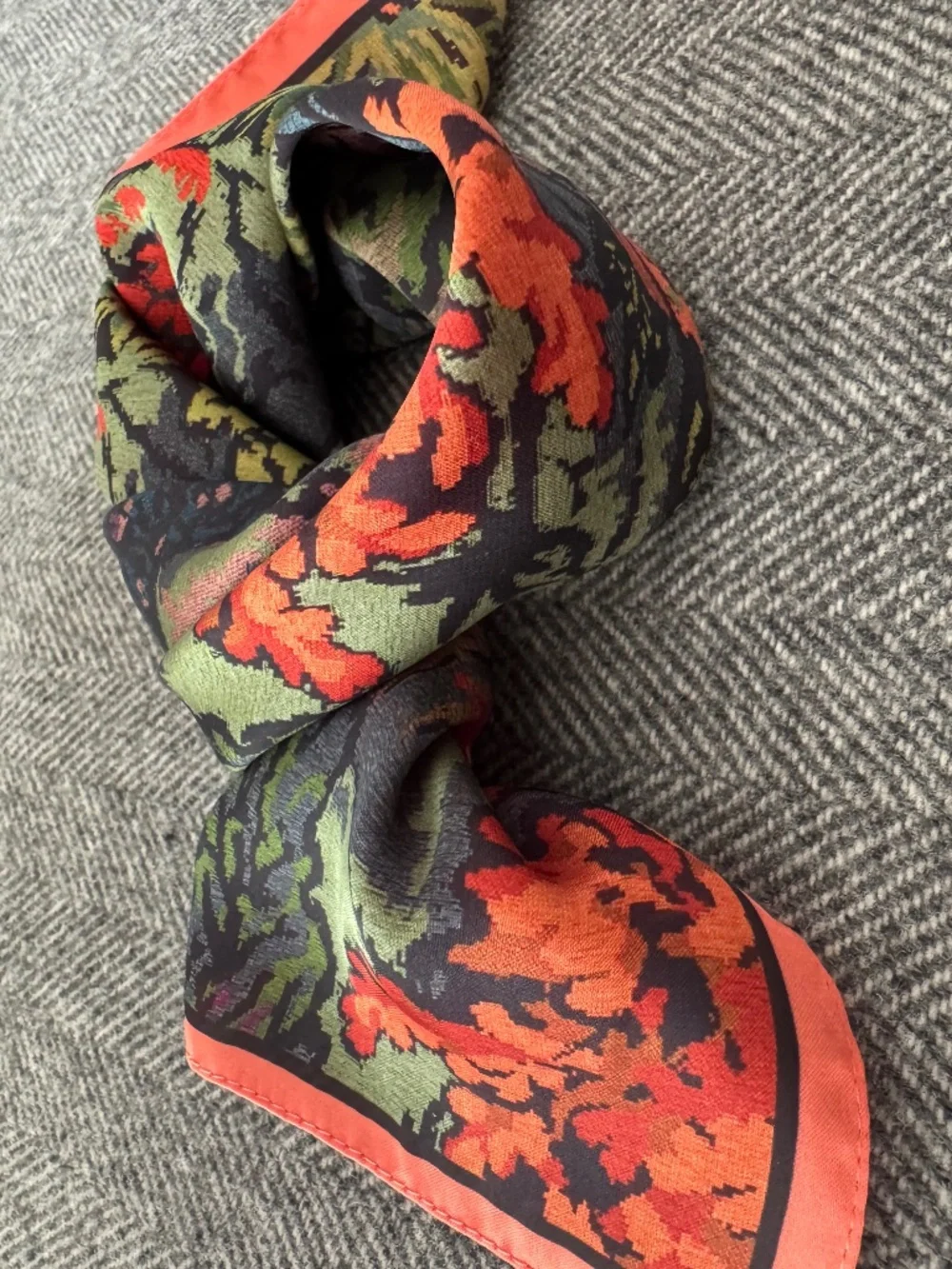 NWOT, SILK SCARF IN BEAUTIFUL TAPESTRY LANDSCAPE PRINT